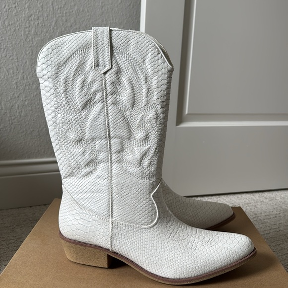 Coconuts White Boots - Picture 2 of 4